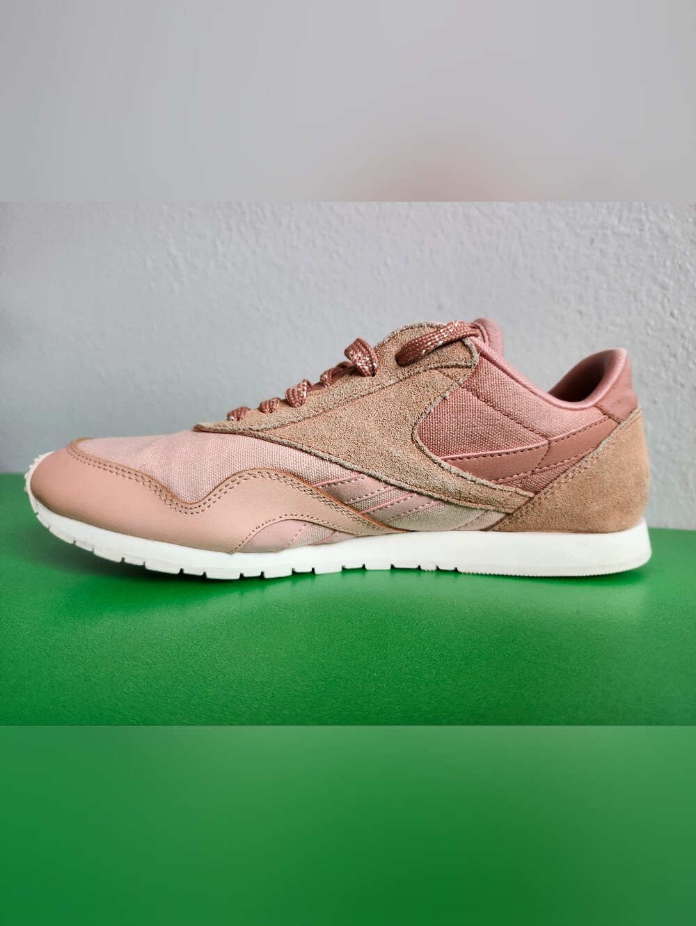 Reebok Classic Nylon Slim Colors Women's Size 9 Pink Sneakers V68401 Preowned